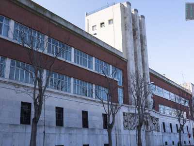 ...eccoci davanti all�ultima tappa del nostro tour: l�imponente caserma della Milizia volontaria per la sicurezza nazionale, conosciuta oggi con il nome di �Pinerolo�. Realizzata tra il 1934 e il 1937 su progetto di Dioguardi, si sviluppa con un corpo rettangolare caratterizzato da un�alta torre adornata con tre grandi e possenti fasci littori (foto di Gennaro Gargiulo)